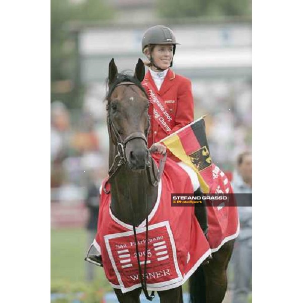 Meredith Michaels-Beerbaum on Checkmate during the prize ceremony of the final team at Fei European Championship San Patrignano 2005 San Patrignano 22nd july 2005 ph. Stefano Grasso