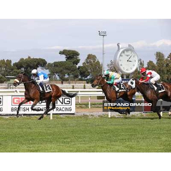 Carlo Fiocchi on Valvibrata wins the Premio Mario Perretti Mujahid Stakes Rome, Capannelle racecourse,11th may 2014 photo Stefano Grasso