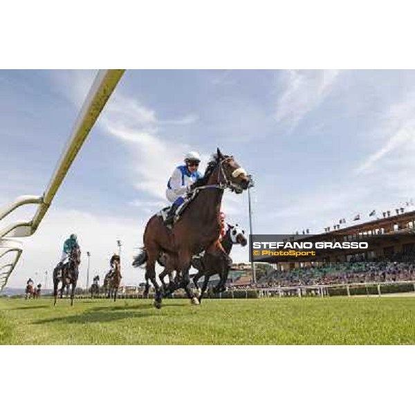 Carlo Fiocchi on Valvibrata wins the Premio Mario Perretti Mujahid Stakes Rome, Capannelle racecourse,11th may 2014 photo Stefano Grasso