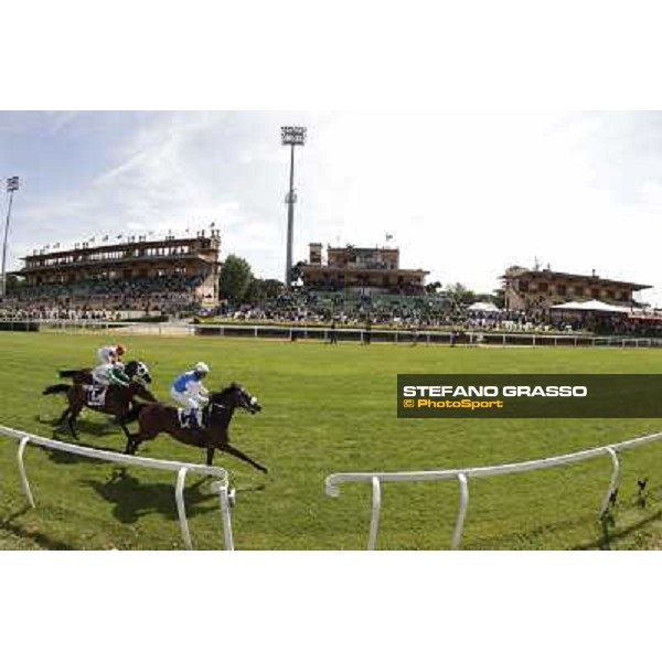 Carlo Fiocchi on Valvibrata wins the Premio Mario Perretti Mujahid Stakes Rome, Capannelle racecourse,11th may 2014 photo Stefano Grasso