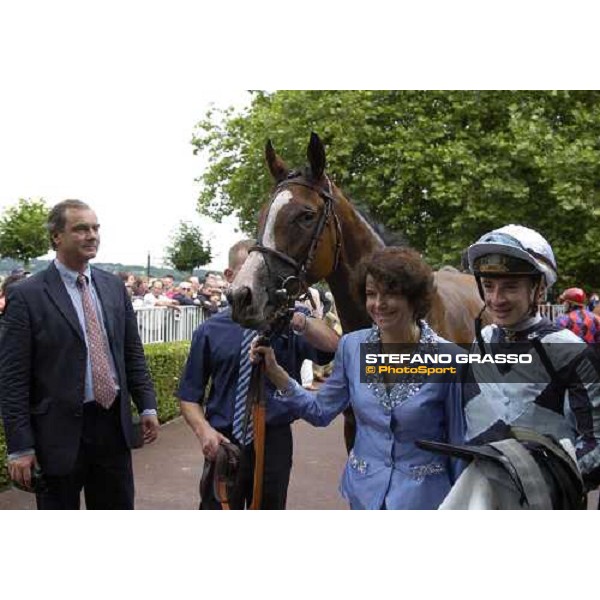 Pascal Bary (left) stands proudly looking at Divine Proportions as Maria Gouaze-Niarchos and Cristophe Lemairehappily pose for the cameras. Pic Bill Selwyn 31-7-05