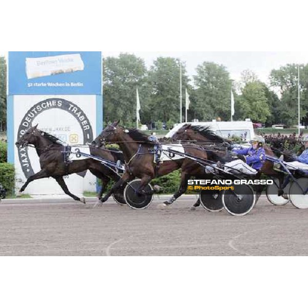 A.J.Mollema with Unforgettable wins the 110.o Deutsches Traber Derby Berlin Mariendorf, 7th august 2005 ph. Stefano Grasso
