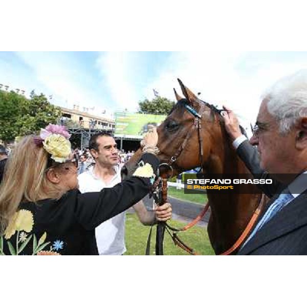 Isabella Bezzera caresses Nayef Dancer in the winner circle of the Premio Mauro Sbarigia Rome,Capannelle Racecourse,18th may 2014 ph.Stefano Grasso/HippoGroup Roma Capannelle