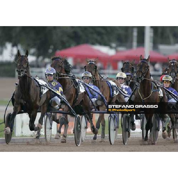 A.J.Mollema with Unforgettable leads the group during the first passage of 110.o Deutsches Berlin Mariendorf, 7th august 2005 ph. Stefano Grasso
