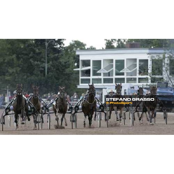 straight of 110.o Deutschses Traber Derby A.J.Mollema with Unforgettable, the winner, 1st from left. Berlin Mariendorf, 7th august 2005 ph. Stefano Grasso