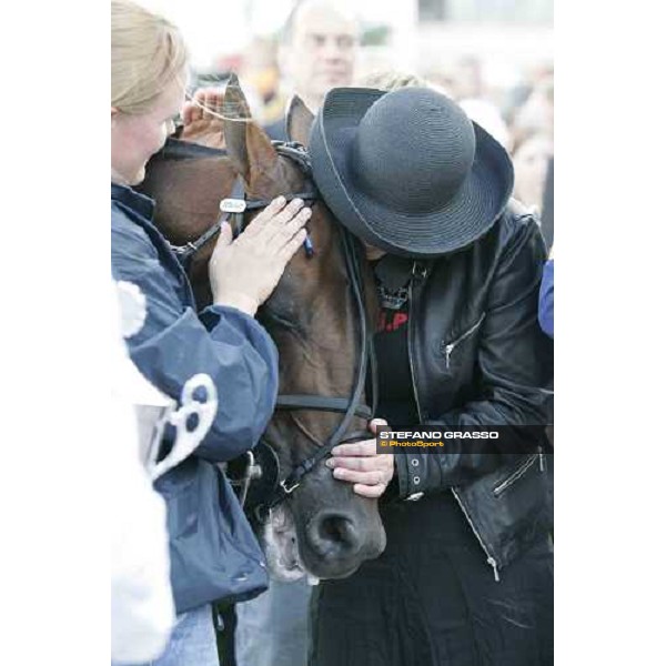 the owner of Unforgettable congratulates with the horse in the winner circle of 110.o Deutsches Traber Derby Berlin Mariendorf, 7th august 2005 ph. Stefano Grasso