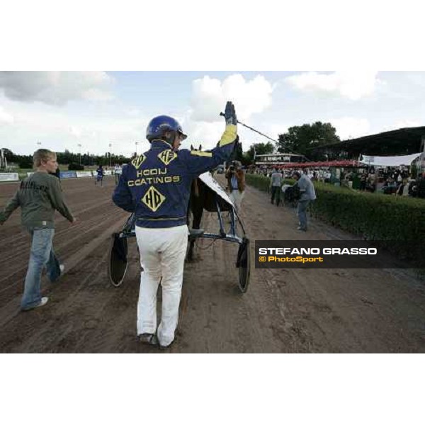 A.J.Mollema with Unforgettable thanks the people at Mariendorf after winning the 110.o Deutsches Traber Derby Berlin Mariendorf, 7th august 2005 ph. Stefano Grasso