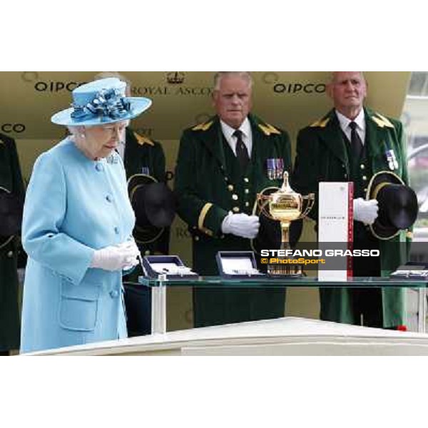 The Queen presents the Gold Cup to the owners . Joseph O\'Brien and Leading Light winners of the Gold Cup Ascot, Royal Ascot 19th june 2014 ph.Stefano Grasso