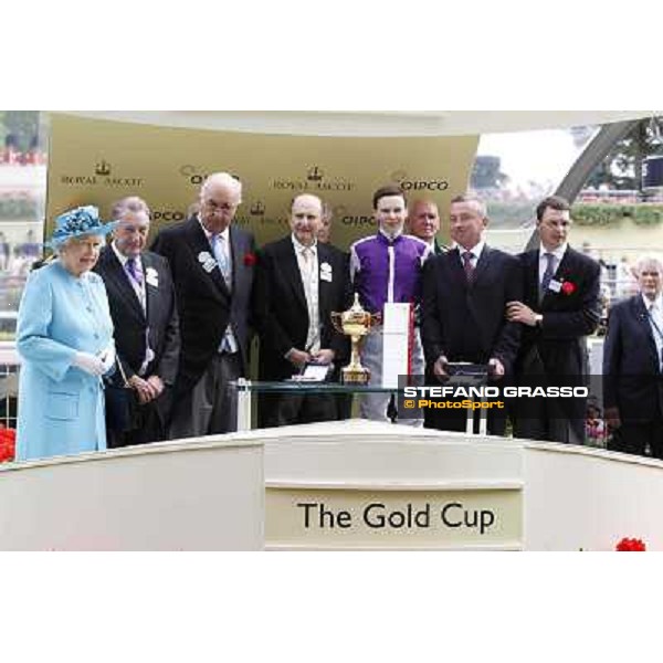 The Queen presents the Gold Cup to the owners . Joseph O\'Brien and Leading Light winners of the Gold Cup Ascot, Royal Ascot 19th june 2014 ph.Stefano Grasso