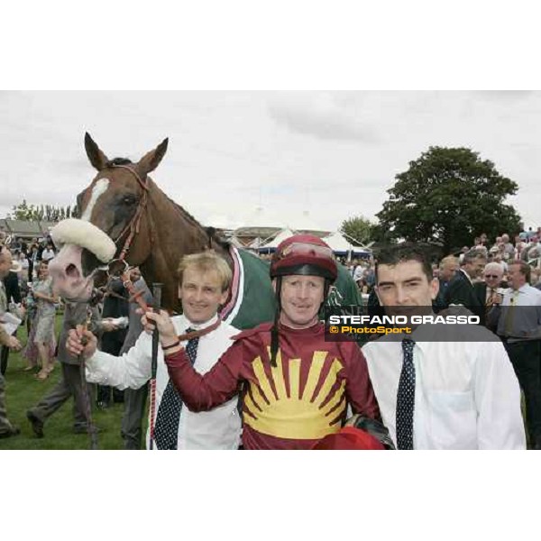 Mick Kinane poses with Electrocutionist and the lads in the winner circle of the Juddmonte International Stakes York, The Ebor Meeting, 16th august 2005 ph. Stefano Grasso