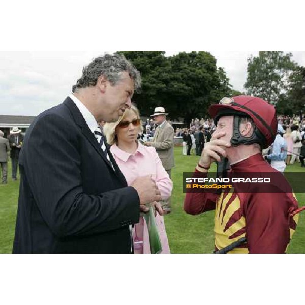 Electrocutionist\'s trainer Valfredo Valiani gives the last suggestions to Mick Kinane in the parade ring of the Juddmonte International Stakes- behind them Electrocutionist York, The Ebor Meeting, 16th august 2005 ph. Stefano Grasso