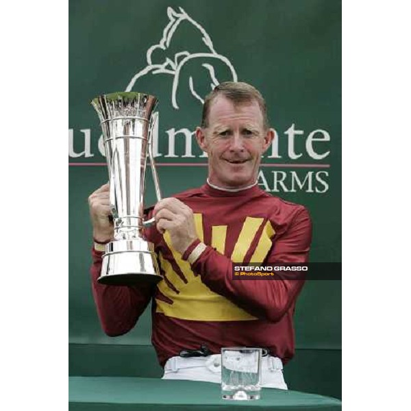 Mick Kinane with the trophy of the Juddmonte International Stakes York, The Ebor Meeting, 16th august 2005 ph. Stefano Grasso