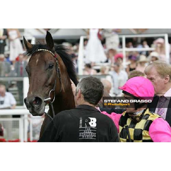 jockey Michael Hills thanks La Cucaracha in the winner cirlce of the VC Bet Nunthorpe Stakes - York, The Ebor Festival 18th august 2005 ph. Stefano Grasso