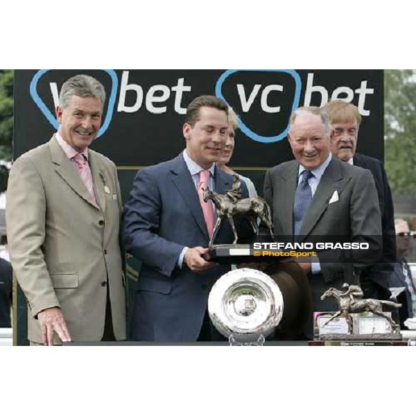 giving prize of the VC Bet Nunthorpe Stakes -trainer William Hills York, The Ebor Festival 18th august 2005 ph. Stefano Grasso