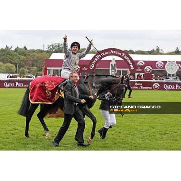 Thierry Jarnet and Treve win the Qatar Prix de l\'arc de Triomphe Paris,Longchamp racecourse,5th oct.2014 ph.Stefano Grasso