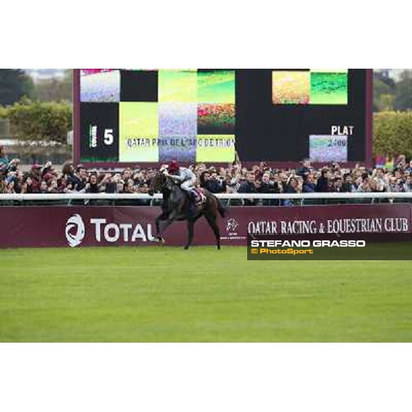 Thierry Jarnet and Treve win the Qatar Prix de l\'arc de Triomphe Paris,Longchamp racecourse,5th oct.2014 ph.Stefano Grasso