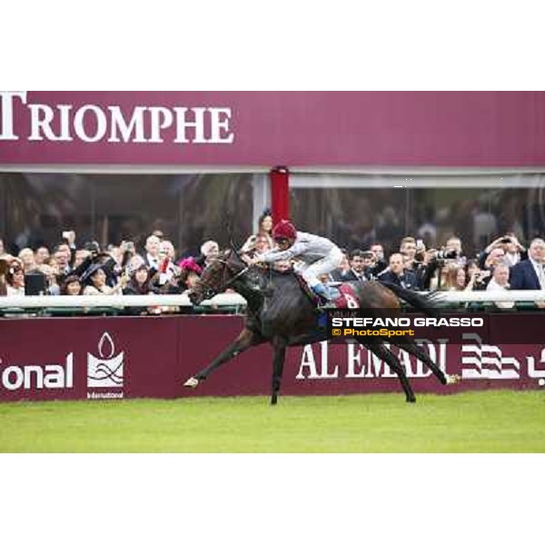 Thierry Jarnet and Treve win the Qatar Prix de l\'arc de Triomphe Paris,Longchamp racecourse,5th oct.2014 ph.Stefano Grasso