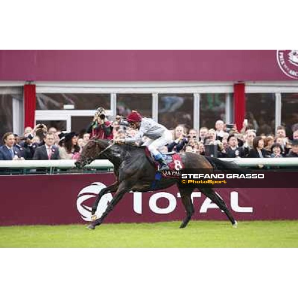 Thierry Jarnet and Treve win the Qatar Prix de l\'arc de Triomphe Paris,Longchamp racecourse,5th oct.2014 ph.Stefano Grasso