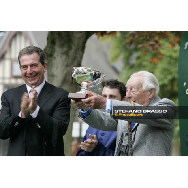 Baron Guy de Rothschild stands the cup after winning with Pinson, the Prix Guillaume d\' Ornano - Haras D\' Etreham - close to him the trainer Jean Rouget and the jockey Stefan Pasquier Deauville, 20th august 2005 ph. Stefano Grasso