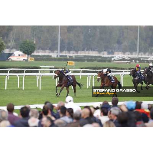 Fabio Branca on Hero Look goes to win the Gran Criterium. Dario Vargiou and Ginwar finish second Milan, San Siro racecourse,12 ottobre 2014 photo Stefano Grasso/Trenno srl