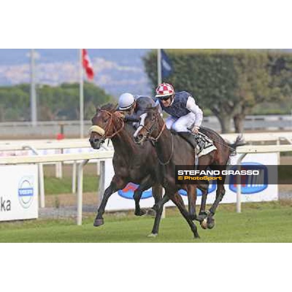 Olivier Peslier on Cape Magic wins the Premio Conte Felice Scheibler. Dario Vargiu on Uniram is second Roma.Capannelle racecourse 26th october 2014 ph.Domenico Savi/Grasso