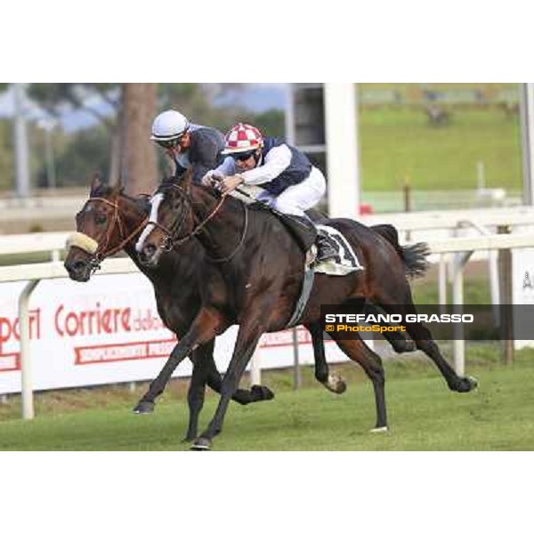Olivier Peslier on Cape Magic wins the Premio Conte Felice Scheibler. Dario Vargiu on Uniram is second Roma.Capannelle racecourse 26th october 2014 ph.Domenico Savi/Grasso