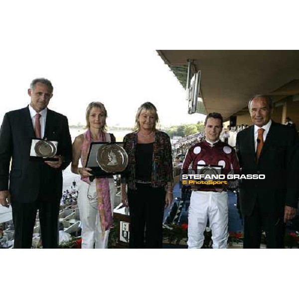 giving prize for Dahess connection winner of International Malazgirt Trophy Istanbul 10th september 2005 ph. Stefano Grasso
