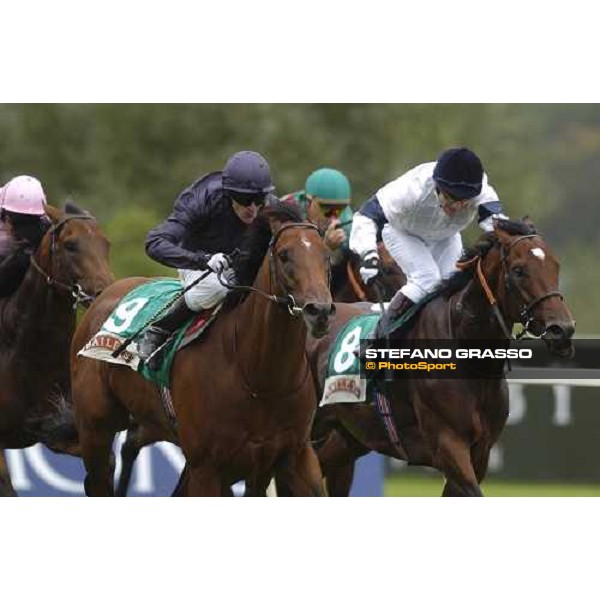 Oratorio wins in Ireland from Motivator (rt) pic Bill Selwyn 10-9-05