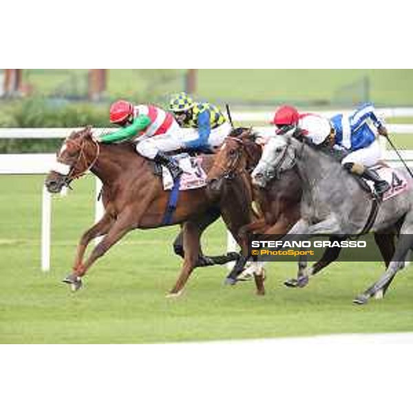 Robert Havlin on Lovelyn wins the Oaks d\'Italia - 2nd dead heat Full of Beauty and Joyful Hope Milano - San Siro galopp racecourse,31st may 2015 ph.Stefano Grasso/Trenno srl