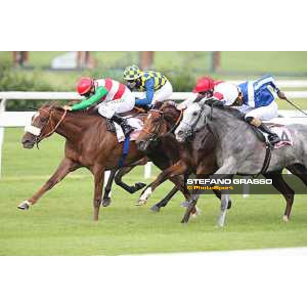 Robert Havlin on Lovelyn wins the Oaks d\'Italia - 2nd dead heat Full of Beauty and Joyful Hope Milano - San Siro galopp racecourse,31st may 2015 ph.Stefano Grasso/Trenno srl