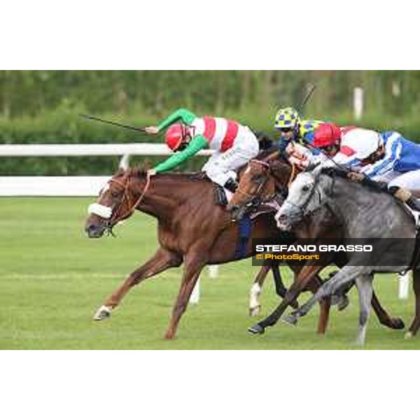 Robert Havlin on Lovelyn wins the Oaks d\'Italia - 2nd dead heat Full of Beauty and Joyful Hope Milano - San Siro galopp racecourse,31st may 2015 ph.Stefano Grasso/Trenno srl