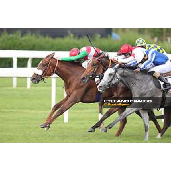 Robert Havlin on Lovelyn wins the Oaks d\'Italia - 2nd dead heat Full of Beauty and Joyful Hope Milano - San Siro galopp racecourse,31st may 2015 ph.Stefano Grasso/Trenno srl