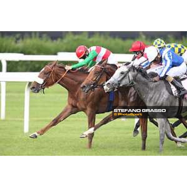 Robert Havlin on Lovelyn wins the Oaks d\'Italia - 2nd dead heat Full of Beauty and Joyful Hope Milano - San Siro galopp racecourse,31st may 2015 ph.Stefano Grasso/Trenno srl