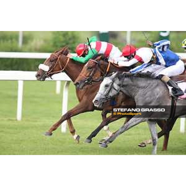 Robert Havlin on Lovelyn wins the Oaks d\'Italia - 2nd dead heat Full of Beauty and Joyful Hope Milano - San Siro galopp racecourse,31st may 2015 ph.Stefano Grasso/Trenno srl