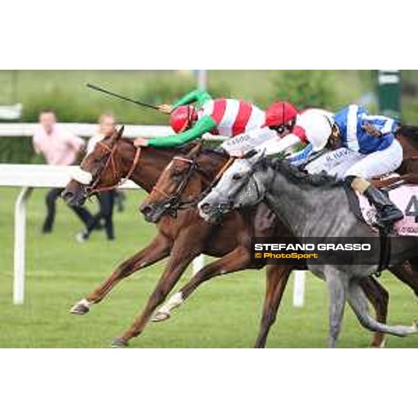 Robert Havlin on Lovelyn wins the Oaks d\'Italia - 2nd dead heat Full of Beauty and Joyful Hope Milano - San Siro galopp racecourse,31st may 2015 ph.Stefano Grasso/Trenno srl