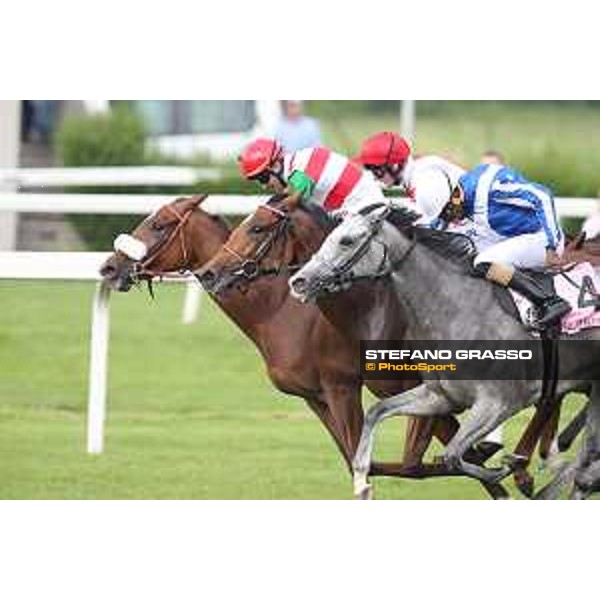 Robert Havlin on Lovelyn wins the Oaks d\'Italia - 2nd dead heat Full of Beauty and Joyful Hope Milano - San Siro galopp racecourse,31st may 2015 ph.Stefano Grasso/Trenno srl