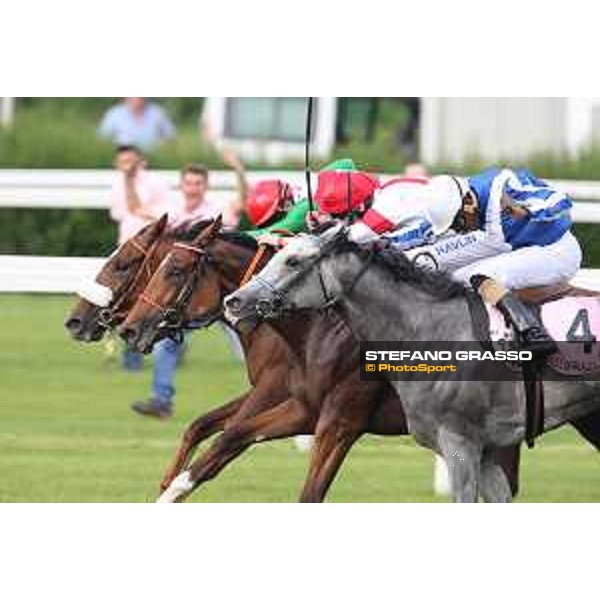 Robert Havlin on Lovelyn wins the Oaks d\'Italia - 2nd dead heat Full of Beauty and Joyful Hope Milano - San Siro galopp racecourse,31st may 2015 ph.Stefano Grasso/Trenno srl