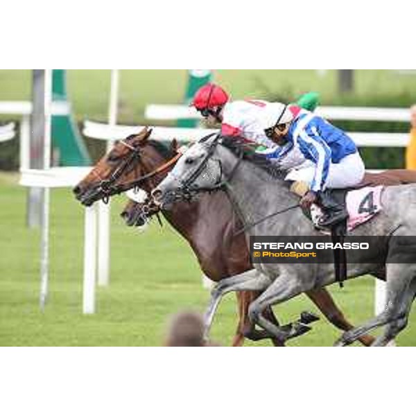 Robert Havlin on Lovelyn wins the Oaks d\'Italia - 2nd dead heat Full of Beauty and Joyful Hope Milano - San Siro galopp racecourse,31st may 2015 ph.Stefano Grasso/Trenno srl