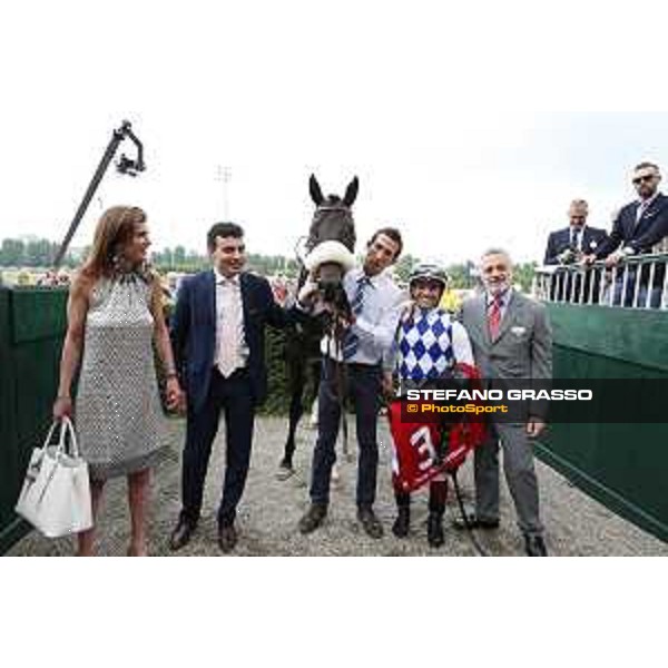 Umberto Rispoli with Kasperky and the winning connection of Premio Carlo Vittadini Milano - San Siro galopp racecourse,31st may 2015 ph.Stefano Grasso/Trenno srl