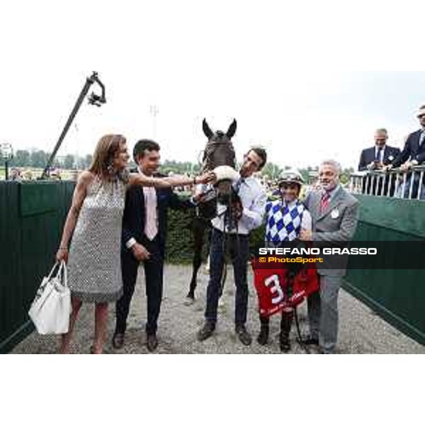 Umberto Rispoli with Kasperky and the winning connection of Premio Carlo Vittadini Milano - San Siro galopp racecourse,31st may 2015 ph.Stefano Grasso/Trenno srl