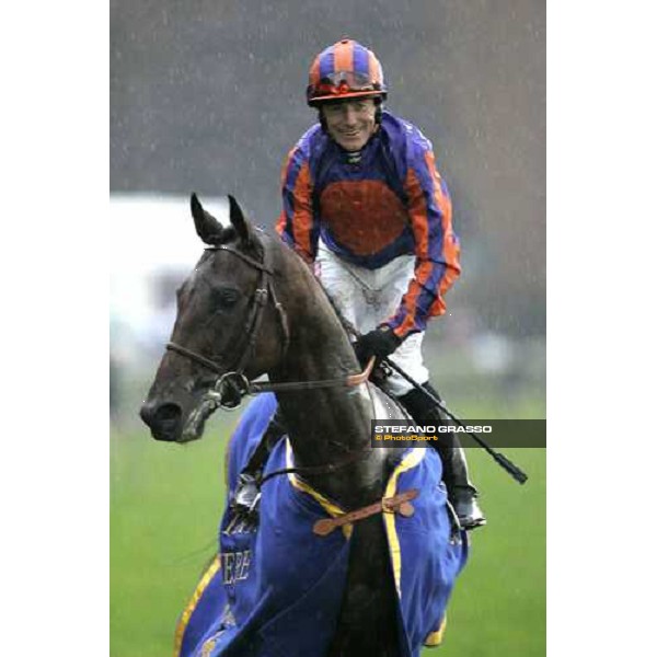 Kieren Fallon on Hurricane Run coming back in triumph, under the rain, after winning the 84.o Prix de L\'Arc de Trionphe - Lucine Barriere Paris Longchamp, 2nd october 2005 ph. Stefano Grasso