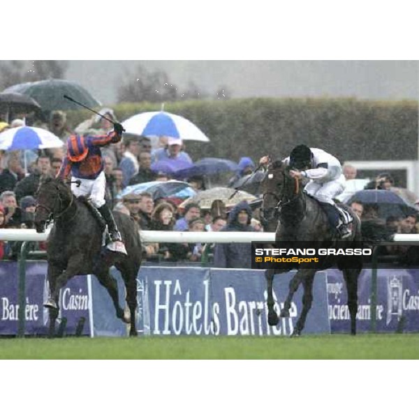 Kieren Fallon on Hurricane Run leads on Motivator under the rain, at the last 50 meters to the line of the 84.o Prix de L\'Arc de Trionphe - Lucine Barriere Paris Longchamp, 2nd october 2005 ph. Stefano Grasso