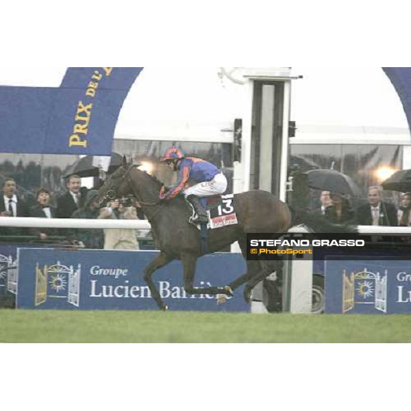 Kieren Fallon wins the the 84.o Prix de L\'Arc de Trionphe - Lucien Barriere Paris Longchamp, 2nd october 2005 ph. Stefano Grasso