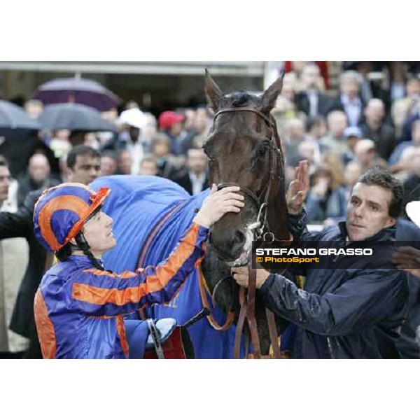 Kieren Fallon with Hurrican Run, in the winner circle after winning the 84.o Prix de L\'Arc de Trionphe - Lucien Barriere Paris Longchamp, 2nd october 2005 ph. Stefano Grasso