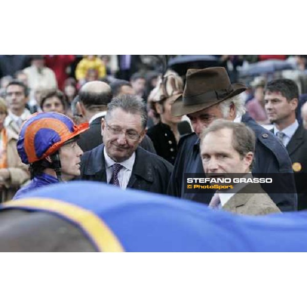 Kieren Fallon receives the congratulation from John Magnier after winning the 84.o Prix de L\'Arc de Trionphe - Lucien Barriere - Andr Fabre looks at the horse Paris Longchamp, 2nd october 2005 ph. Stefano Grasso