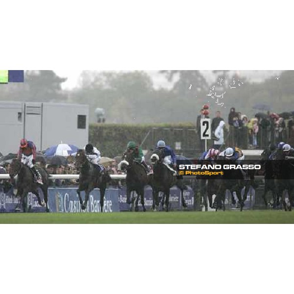 Kieren Fallon on Hurricane Run leads the group at last 50 meters of 84¡ Prix de L\' Arc de Triomphe Lucine Barriere Paris Longchamp, 2nd october 2005 ph .Stefano Grasso