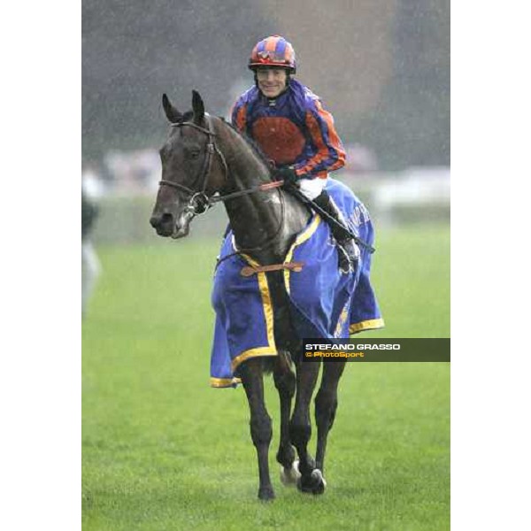 Kieren Fallon on Hurricane Run coming back after winning the 84¡ Prix de L\' Arc de Triomphe Lucine Barriere Paris Longchamp, 2nd october 2005 ph .Stefano Grasso