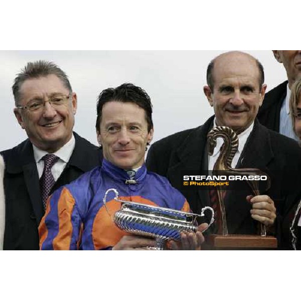 Kieren Fallon and Michael Tabor after winning the 84¡ Prix de L\' Arc de Triomphe Lucine Barriere Paris Longchamp, 2nd october 2005 ph .Stefano Grasso