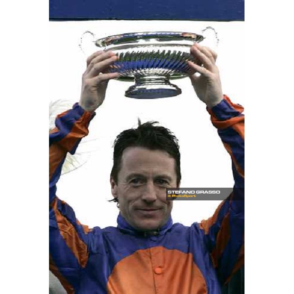 Kieren Fallon with the trophy of the 84¡ Prix de L\' Arc de Triomphe Lucine Barriere Paris Longchamp, 2nd october 2005 ph .Stefano Grasso