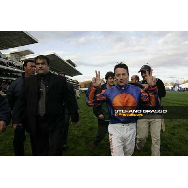 Kieren Fallon after winning with Hurricane run the 84¡ Prix de L\' Arc de Triomphe Lucine Barriere Paris Longchamp, 2nd october 2005 ph .Stefano Grasso